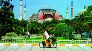 Ped slavnm chrmem Hagia Sofia v Istanbulu. Jeho vnitn prostor pat k nejvtm na svt.